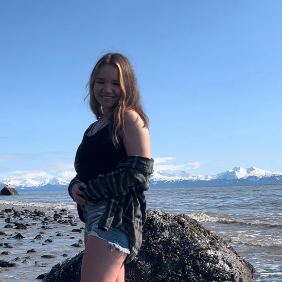 Meet your Posher, Kiana - Picture 2 of 3